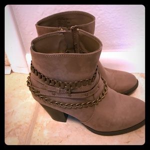 Gorgeous metal chain detail bootie